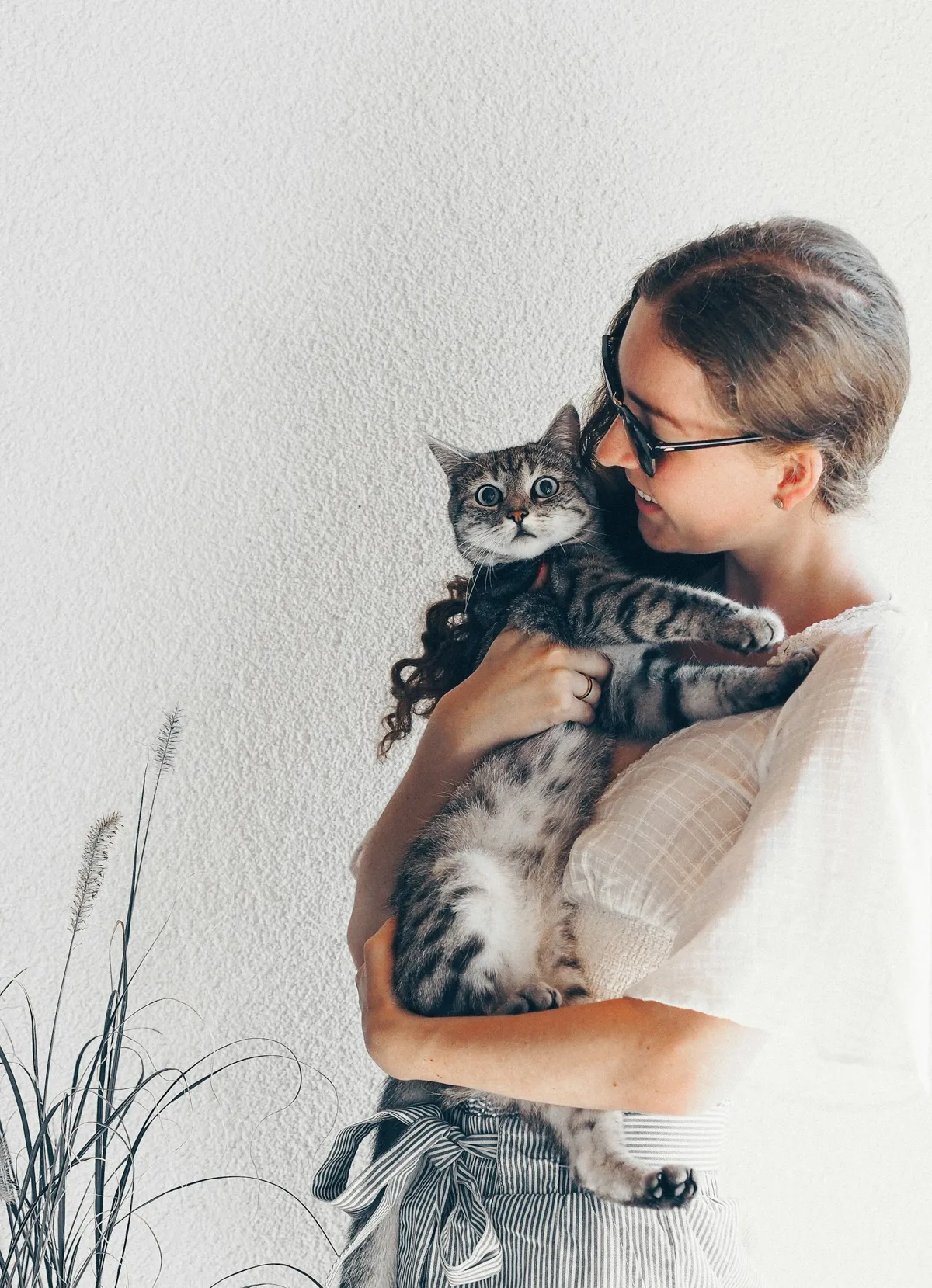 Mujer con su gato en brazos