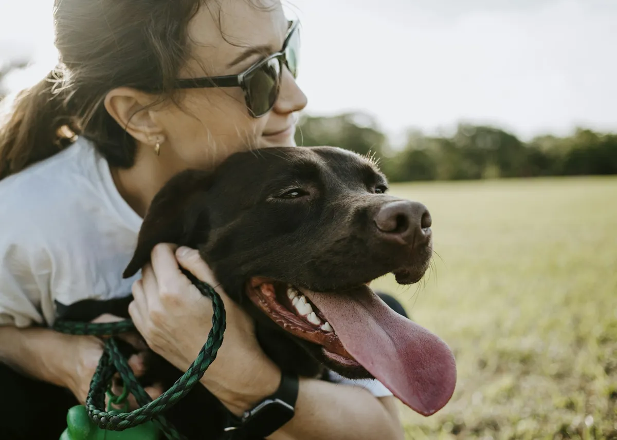 Mujer abrazando a su perro