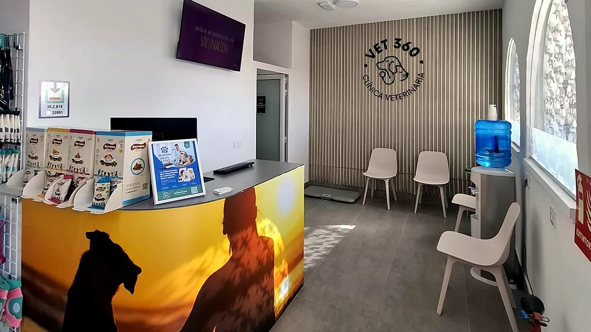 Recepción de Vet360 con el logo en la pared y la sala de espera